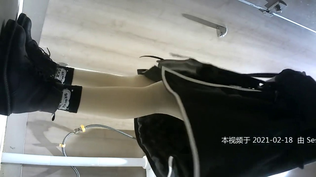 最新偷拍高颜值极品肉丝美眉 可惜不讲卫生 拉完不擦逼