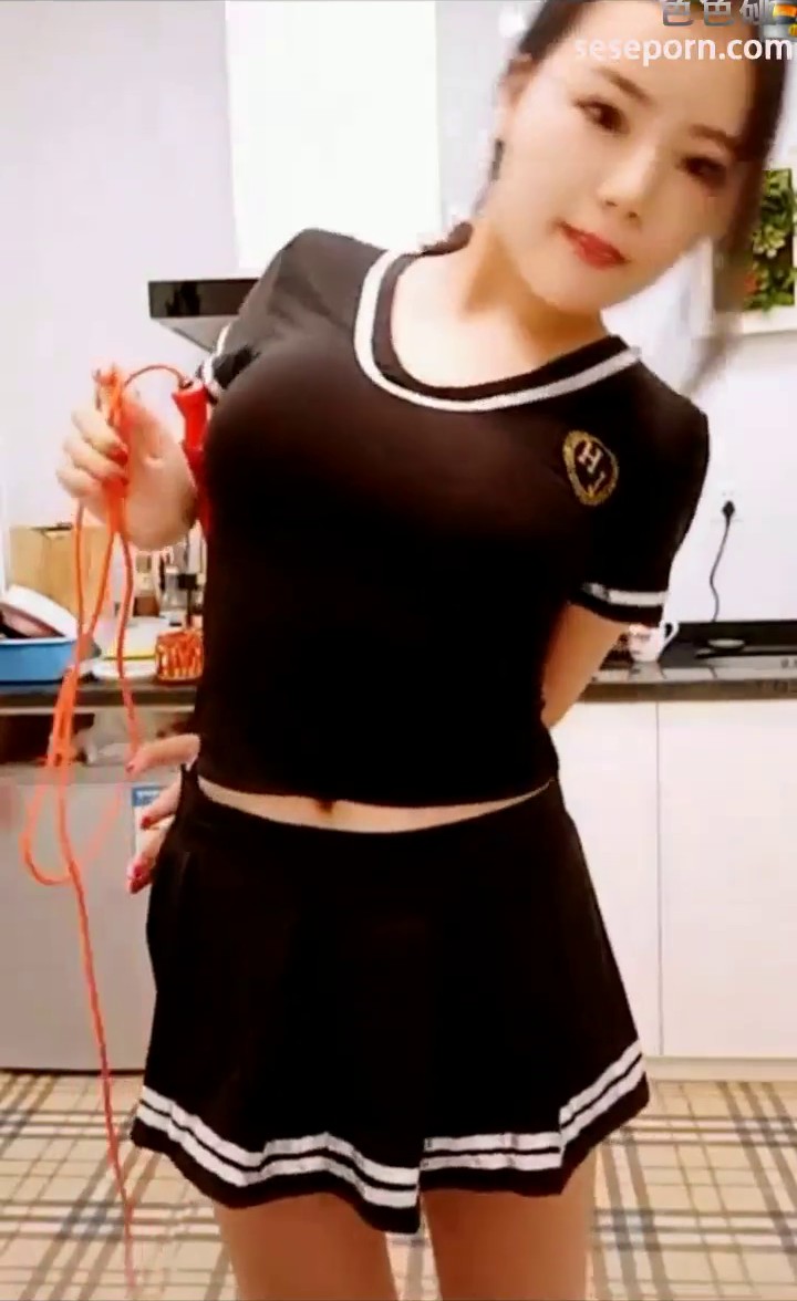 非常可爱的靓女直播大秀,精彩国语对白