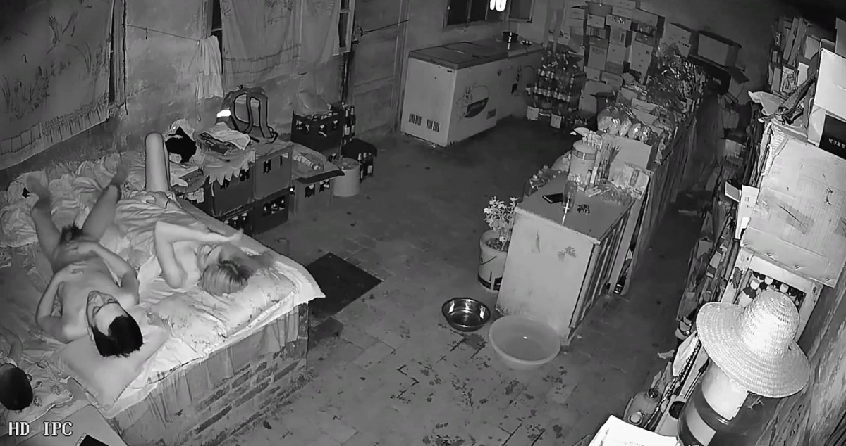 黑客破解网络摄像头监控偷拍村口小卖部夫妻打烊后过性生活媳妇还不错干完给洗屌