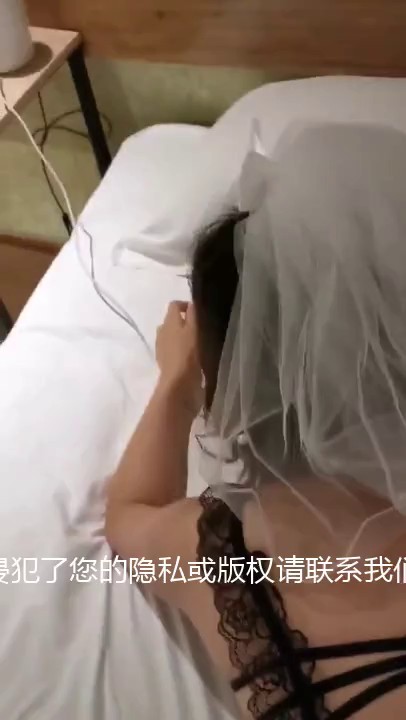 当她穿着婚纱向你摇摆着大肥屁屁的时候