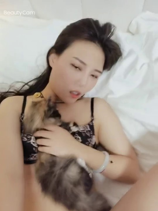 甘肃骚婊子抱着自己心爱的小野猫被艹，小猫咪安心在她怀里，我用力顶得她舒舒服服！