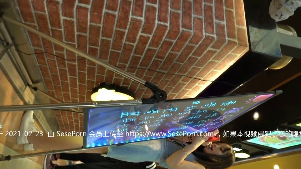 跟踪偷拍牛仔短裙长发漂亮妹子 没想到竟是杂乱的穴毛黑鲍鱼.x264.aac