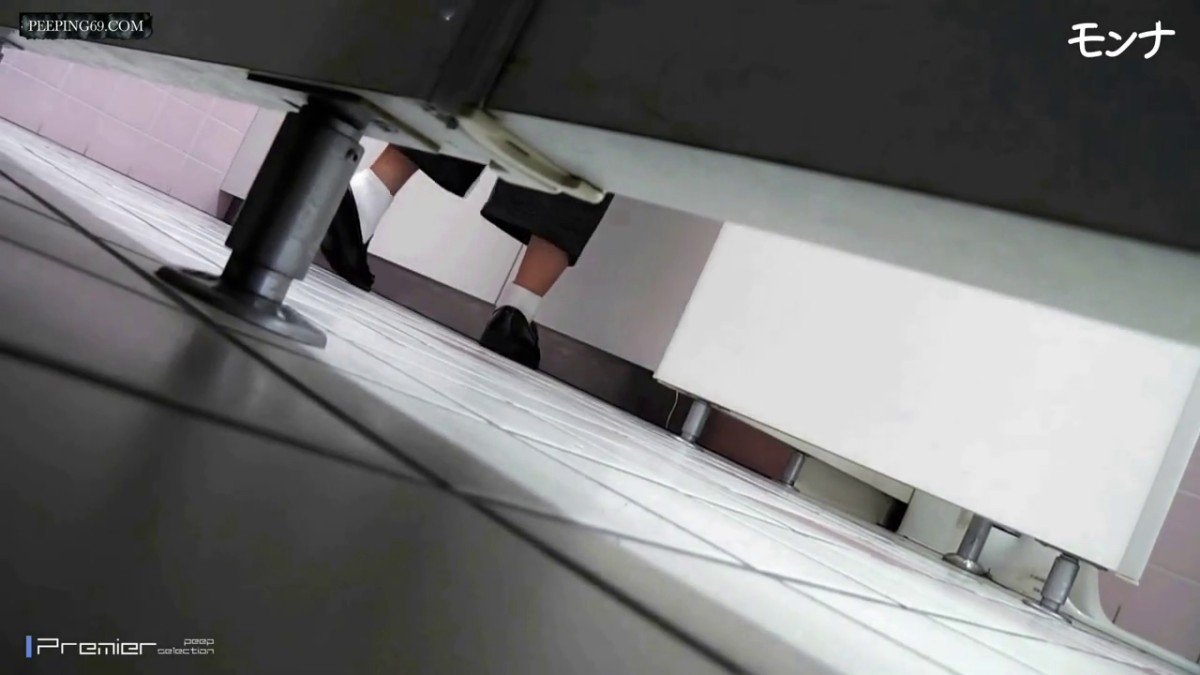 盗站新流坑神潜入师范大学女生厕所独守一个坑位连续偸拍课间出来方便的学妹很喜欢齐头帘的眼镜美眉