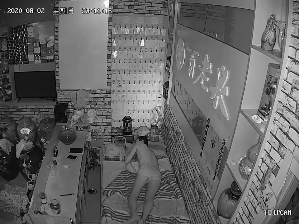 破解网络摄像头监控偷拍百老泉貌似个卖酒的门店老板娘夫妻在店里做爱