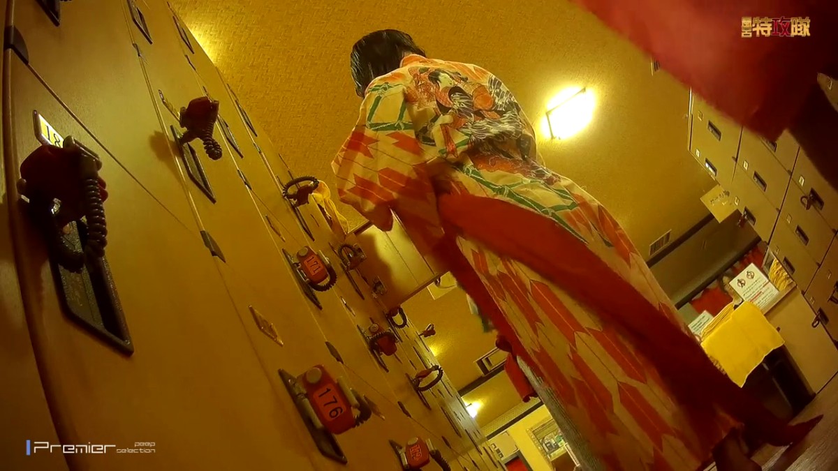 盗站新流【风吕特攻队系列】女盗客暗藏高清录像机偸拍女宾部更衣室内部春光还是喜欢轻少妇成熟的身体