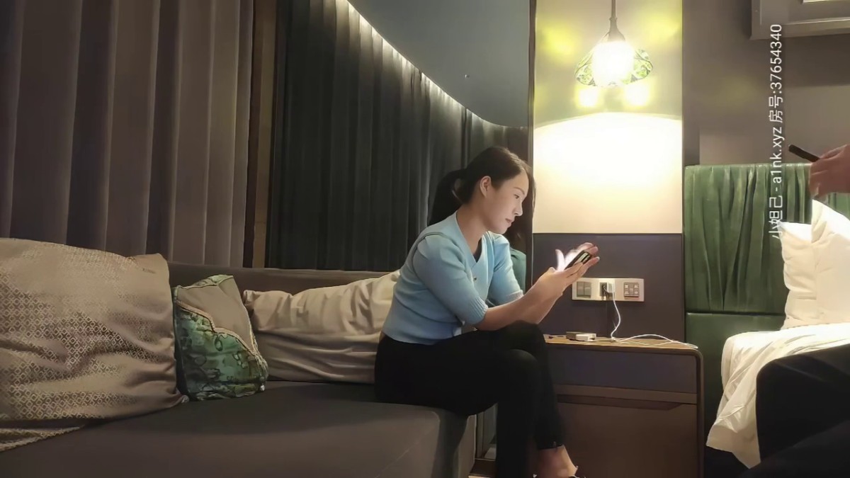 【AI高清2K修复】步宾探花今晚约了个蓝衣长相甜美妹子啪啪，性感长腿掰穴近距离拍摄口交大力猛操