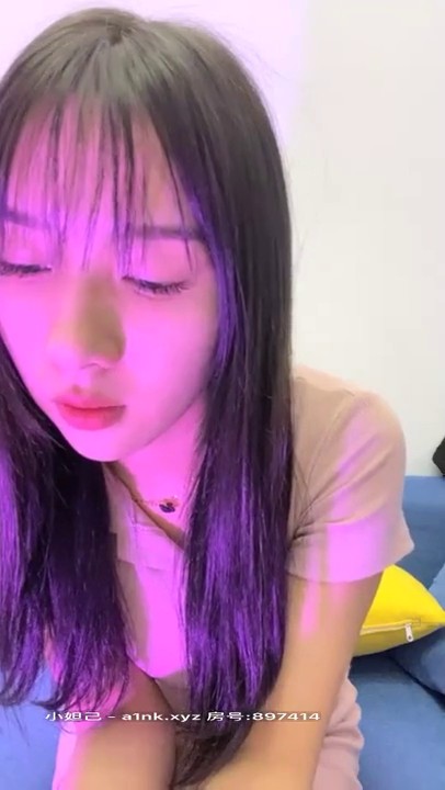 杨葱葱有超能力声音嗲嗲高颜值萌妹子茄子自慰，口交大茄子慢慢脱掉掰穴抹上润滑油插入