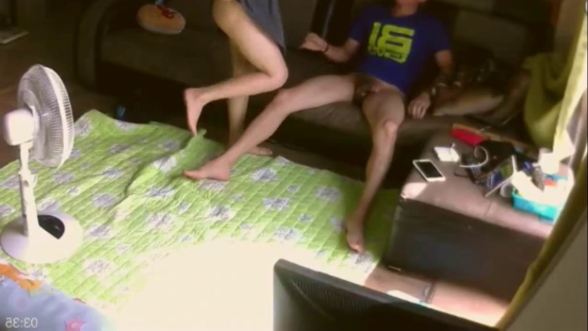 家庭摄像头破解偸拍大J8老公公与儿媳妇偸情地板肏到沙发上骚儿媳撸硬公公鸡巴就往上坐特主动