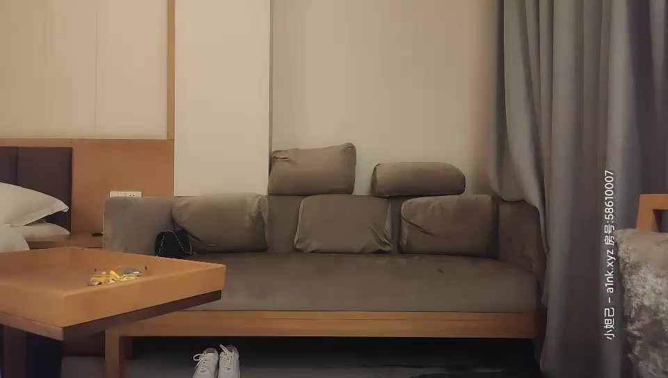 文轩探花小陈头代班约了个短裙白衣萌妹子啪啪，沙发上操性感肉丝舔弄调情上位骑坐猛操