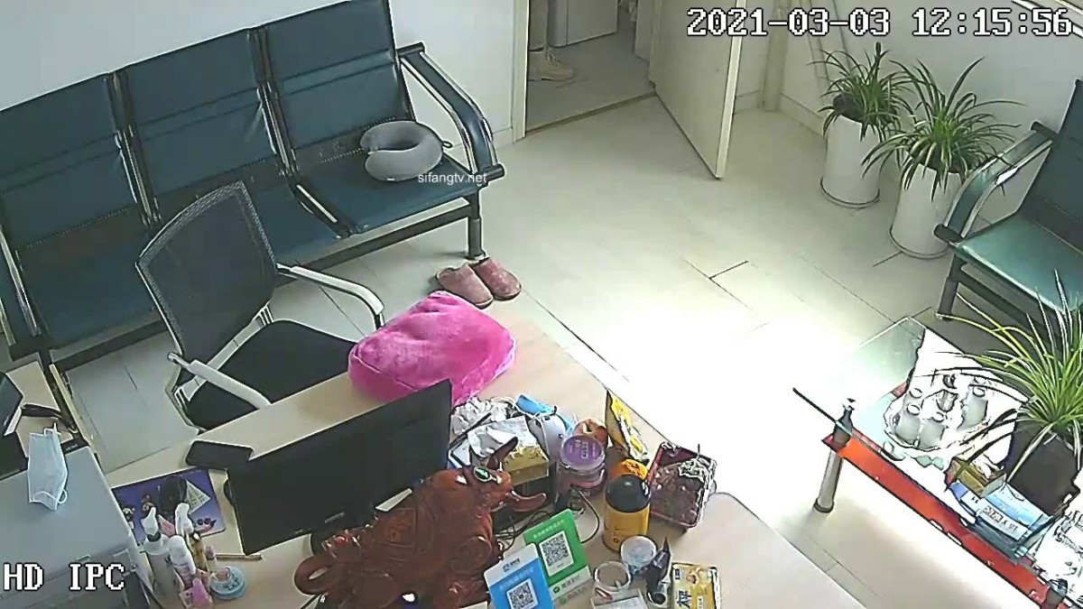 破解摄网络摄像头偷拍❤️女财务来经理办公室在椅子上偷情女的裤子没穿就拿纸巾擦地估计怕留下证据被发现