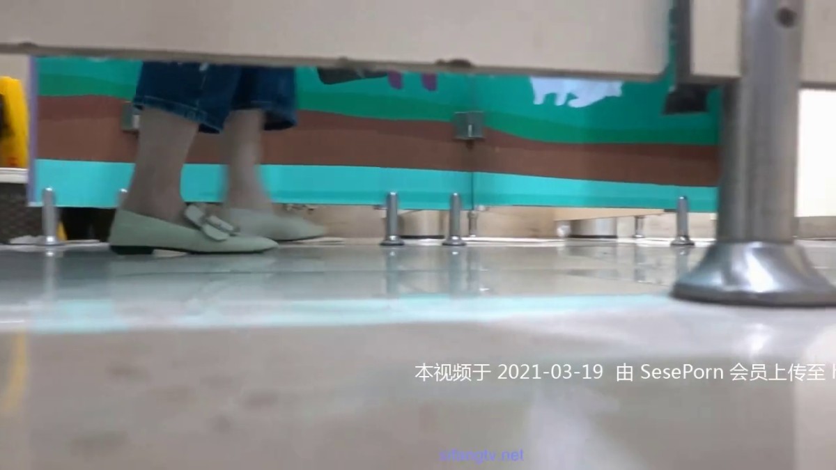 娱乐城女厕偷拍 马尾辫大眼睛美女 肥美的阴唇 整齐的穴毛