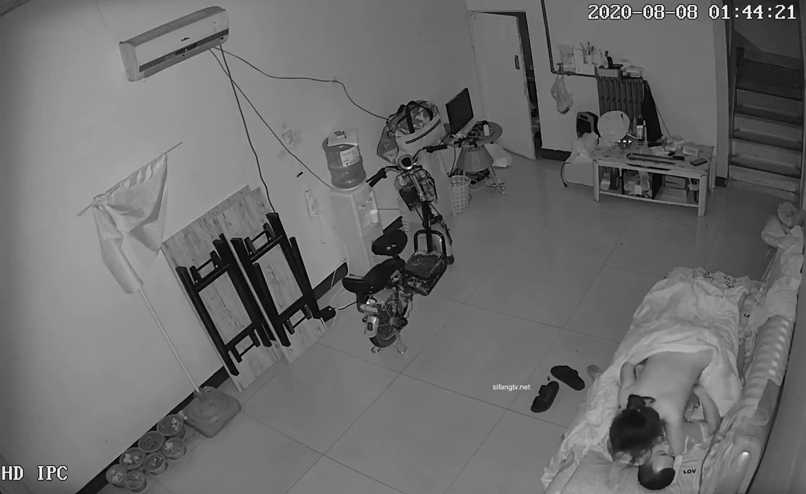黑客破解家庭网络摄像头监控偷拍非常恩爱的夫妻，经常晚上在沙发上啪啪啪