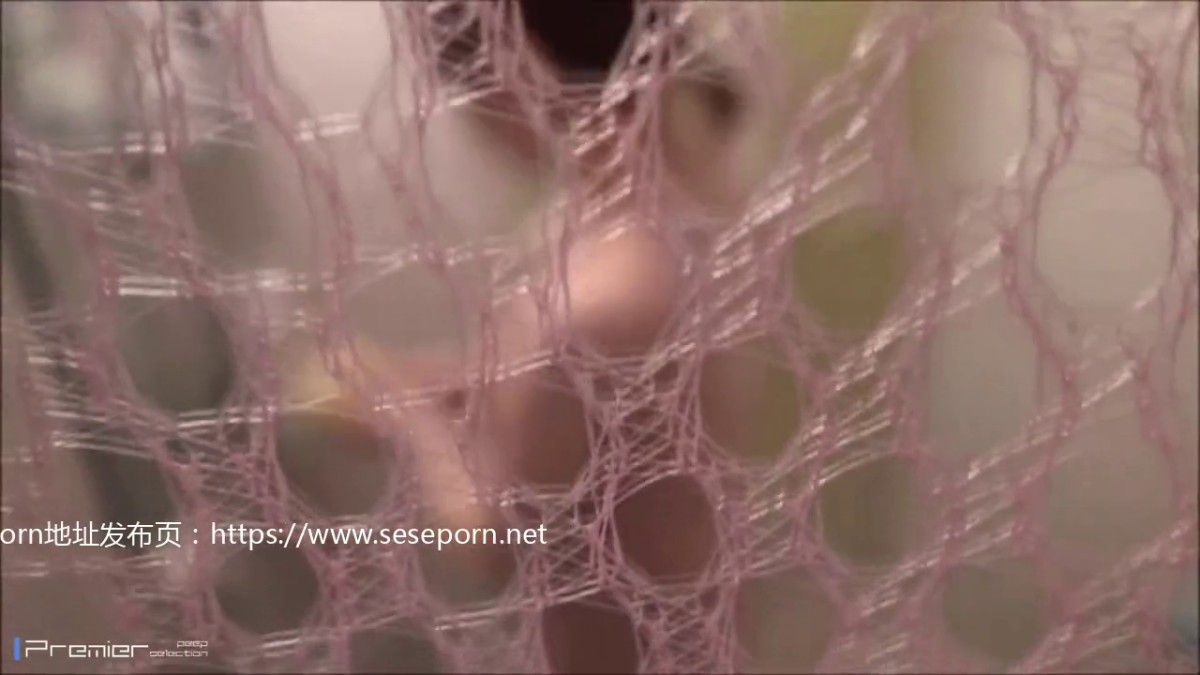 性幻想邻居怀孕漂亮小媳妇好久了终于找到机会隔窗偸拍她洗澡一对车大灯胀的好大乳形尖尖的好想抓一抓