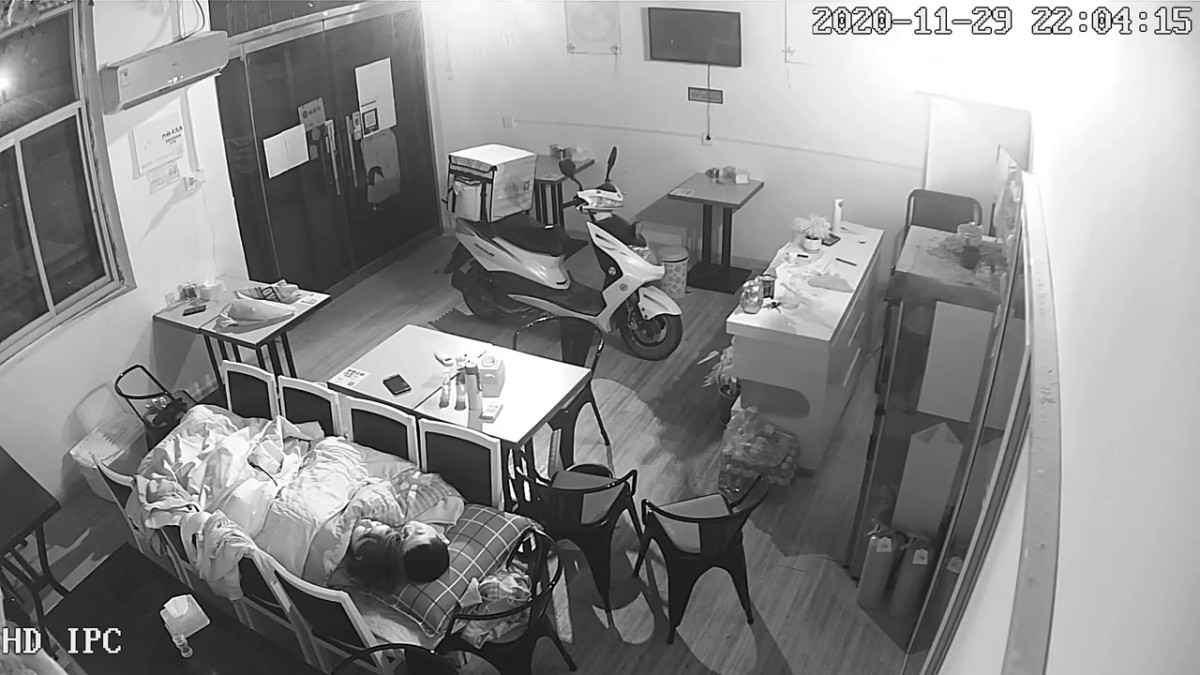 《破解网络摄像头》小饭店打样后年轻小老板和服务员在里面用凳子搭个简易床上啪啪