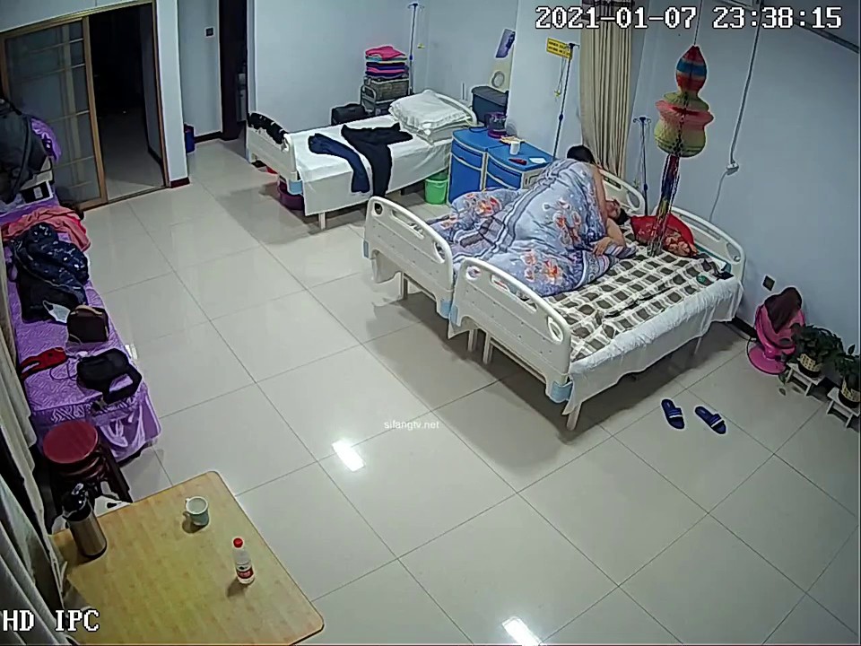 2021最新精心整理居家、诊所、宠物店网络摄像头被黑TP多对夫妻日常性生活对比一下还是身材精瘦秃顶大叔干的生猛2V1