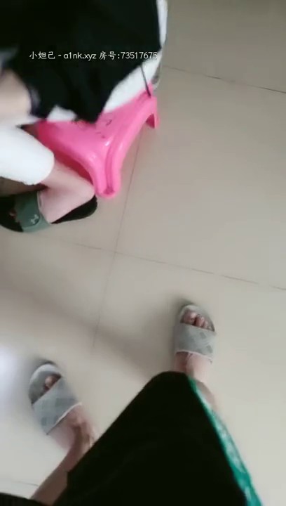 很有撸点的高颜值大学生美女校外出租房化妆准备出门却被渣男软磨硬泡来了一炮肤白胸大很听话无套干的她欲仙欲死