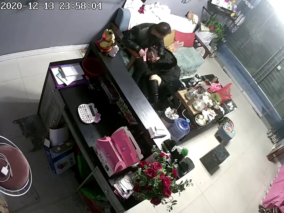 《破解家庭摄像头》监控偷拍鲜花店老板娘在大厅给情夫吹箫闺蜜突然出现把她支开继续口爆