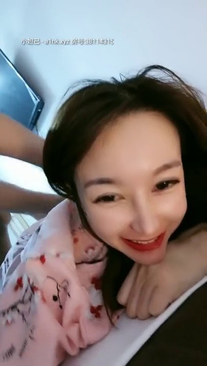 极品美少妇会所按摩呻吟娇喘挑逗男技师，寂寞空虚借神棍一用 小穴太紧射爆套套精液流了一腿【推荐】