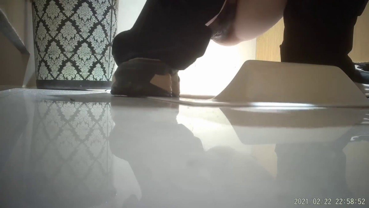 2021三月流出国内厕拍牛人潜入商场女厕偷拍从海底捞吃完饭出来尿尿的美女有几个不错的逼嫩妹子