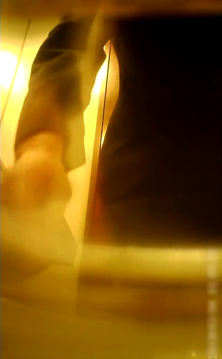 四月新流秘密花园系列西餐厅高级坐厕双视角偸拍多位性感败火的熟女B这大菊花凸出的有点恐怖啊