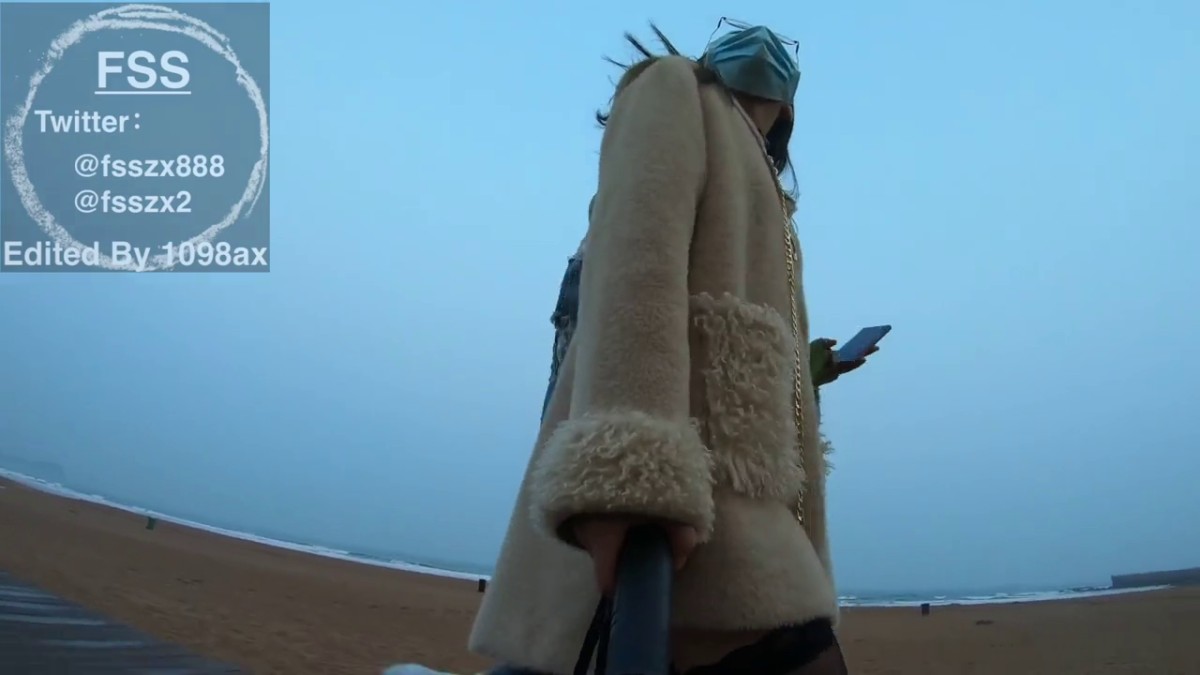 【重磅推荐】知名Twitter户外露出网红FSS冯珊珊酒店露出广场外被大叔当众调戏