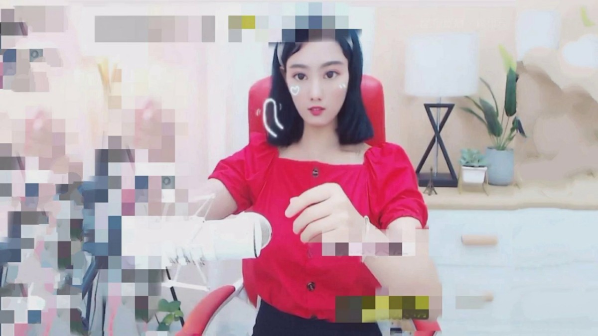 大神潜入女厕偷拍 两位青春靓丽的美女主播 都是粉粉的微毛嫩逼