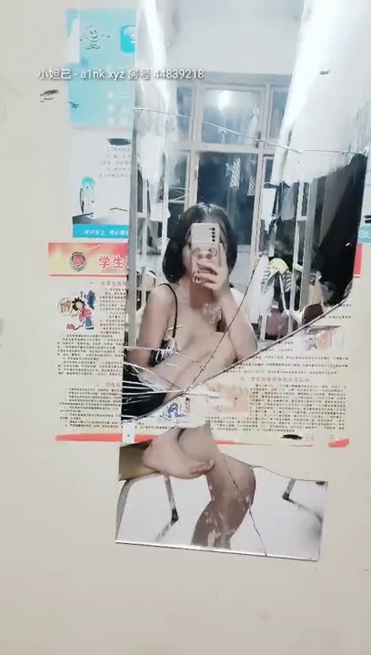 2021.4.14，大一女生宿舍的情色私密，【素颜纯妹】00后小萝莉，为了学费赚外快做黄播，清纯可爱少女胴体看起来好嫩