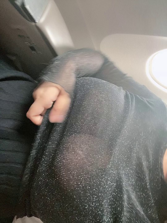 抵达西安机场，飞机下降地面终于可以用手机了，偷偷地在座位露出两只E罩杯乳房！