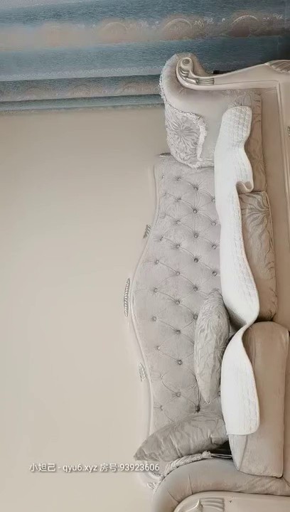 刘总探花约草偷情的良家少妇，黑丝情趣好温柔沙发上吃奶子玩逼口交大鸡巴，床上各种抽插爆草表情骚呻吟可射