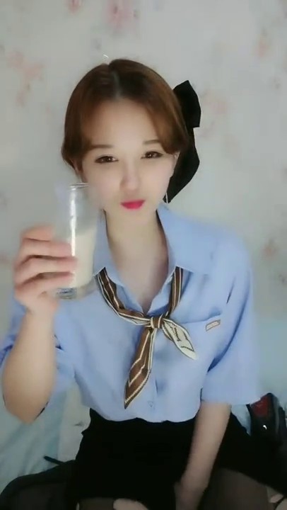 韩老师长相甜美衬衣黑丝妹炮友穿戴假屌啪啪，口交假吊抽插站立侧入，开档黑丝坐在身上假屌插入蠕动