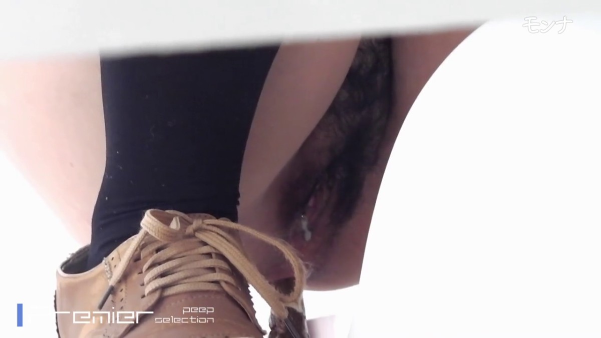 4月新流厕拍大神蹲坑大学校园女卫生间多视角偸拍多位漂亮美眉大小便蜂腰圆润大白臀简直诱惑死人了