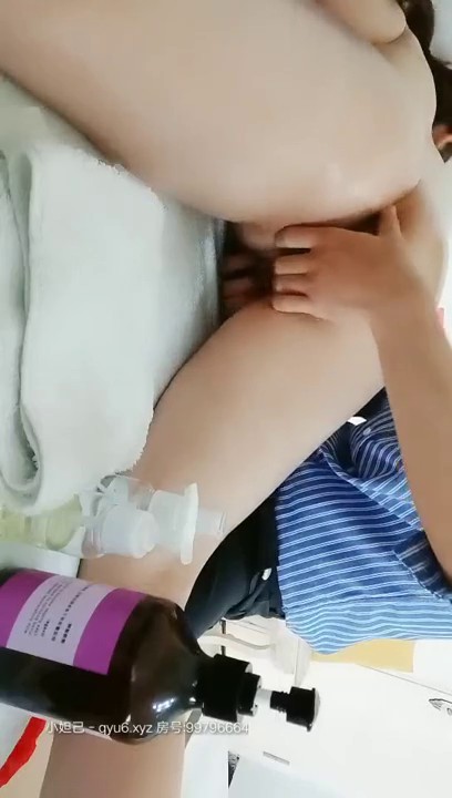 2021.4.28女子私处护理全套服务送上一炮，沿着性感丰满的裂缝不停划过 护理过的蜜壶就是好看