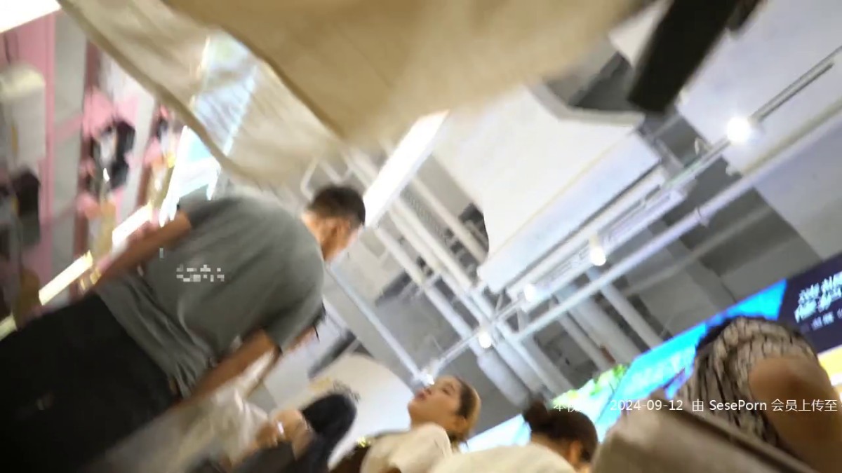 -官方售价32元 （空城原创）连衣白裙大奶少妇不穿内衣逛商场趁着少妇弯腰撅臀，通透CD少妇微透肉色内裤和大奶