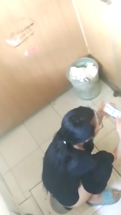 手动全景厕拍 商场女厕全景俯拍漂亮的美女导购和小嫩妹纸 (3)