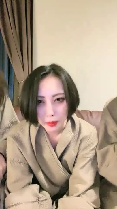 日本阑岛国妹子三女女同大秀，手指扣逼穿戴假屌抽插，无毛粉穴互相舔逼，双女互相摩擦尿尿再杯子里