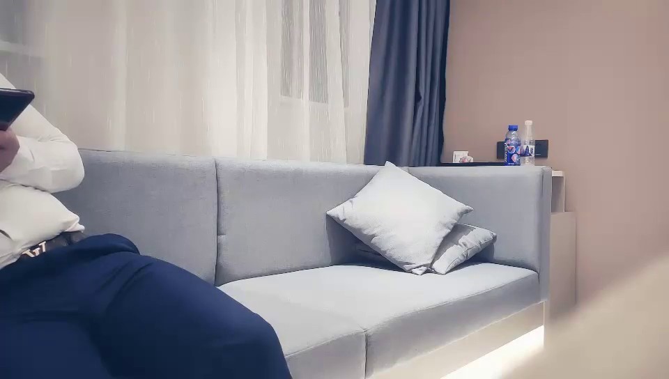 2021-5-26 男神丶赵总麻花辫极品气质外围美女，高价门票舔奶撸硬，骑上来JB插入抱着屁股猛操，拉着手后入搞一半掉线