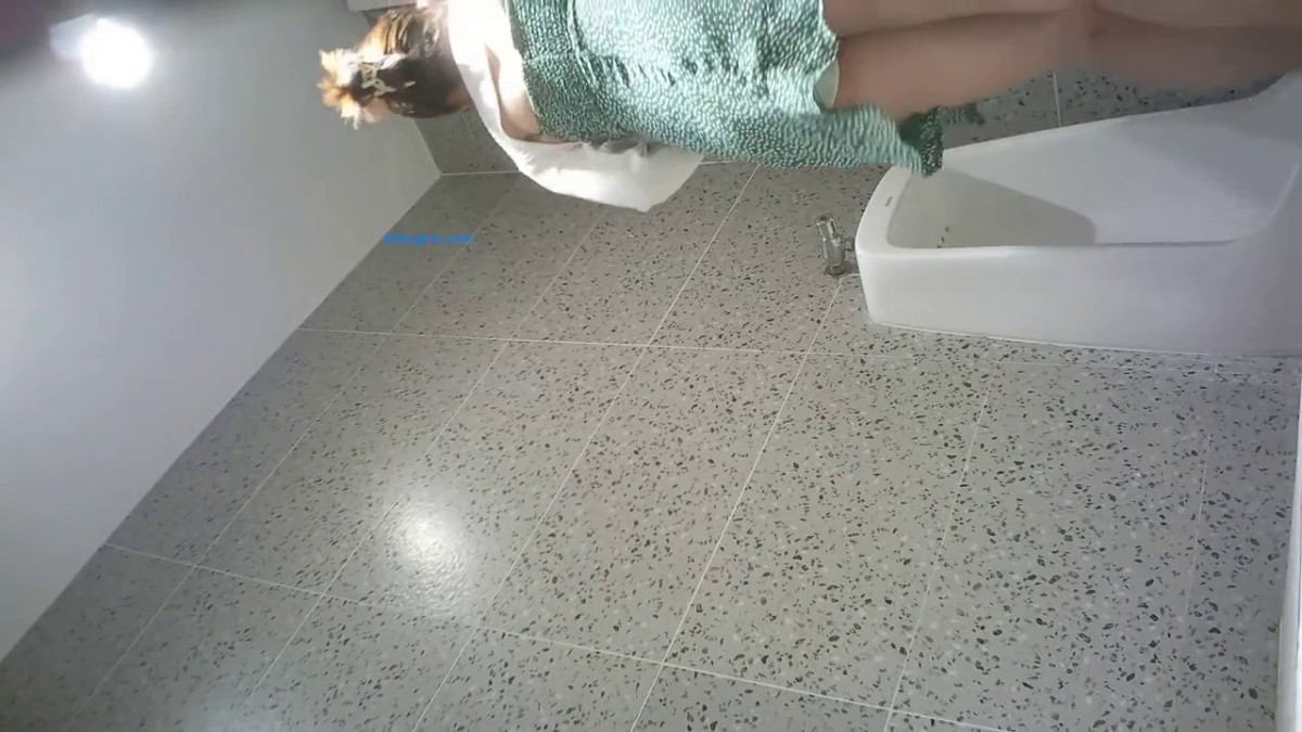 2021年5月最新流出 ❤奶茶店女厕全景后拍两个同性恋美眉居然在里面调情接吻1080P高清版