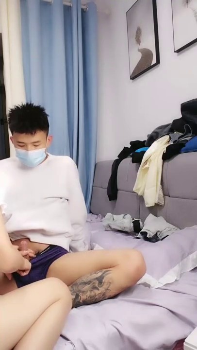 马尾辫苗条妹子居家和炮友啪啪，隔着内裤摸逼口交舔屌，硬了骑上来JB整根插入，翘起双腿大力抽插猛操