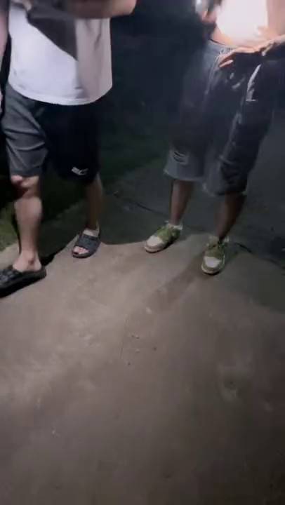 -淫荡小少妇，夜晚驾车户外，野外小道大战，蹲着吸吮吃屌，直接坐在地上操，爆草小骚逼