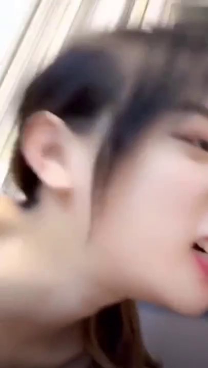 【全程高能】当着女友面操闺蜜，女友一会出来偷看一下，最后还内射帮忙递纸巾