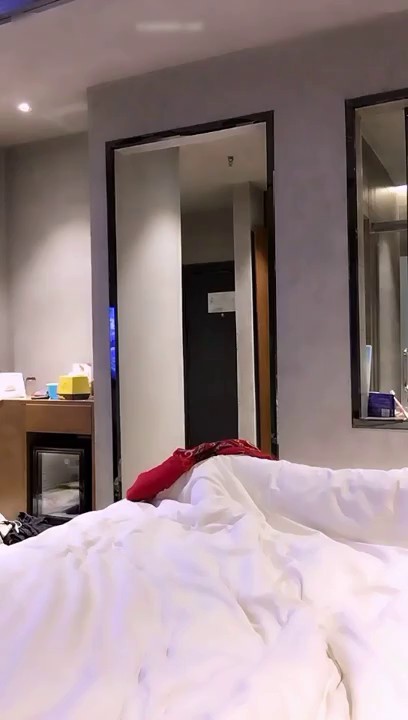 大学生兼职女主播和眼镜男同学酒店露脸开房自拍