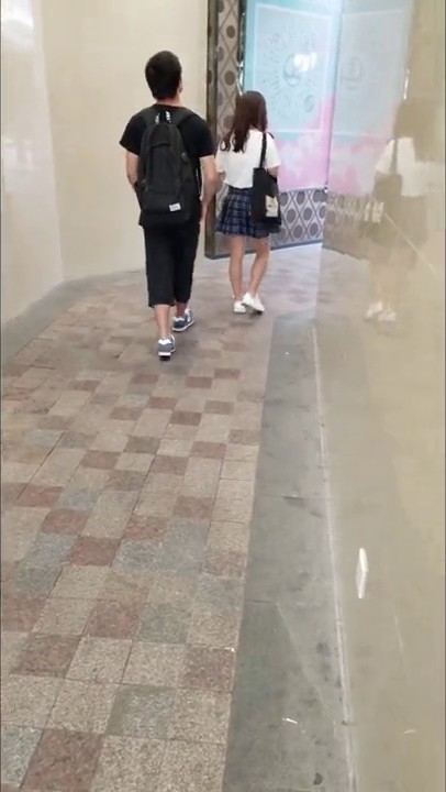 未流出的万达影城女厕偷拍有很多妹子看向镜头怀疑自己是不是被偷拍了，还有两个在尿尿时当场被发现的4K高清版