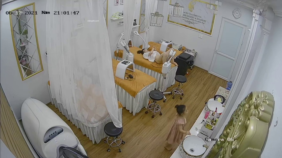 稀有黑客破解美容院 摄像头偷看女顾客脱光衣服保养乳房和刮阴毛3