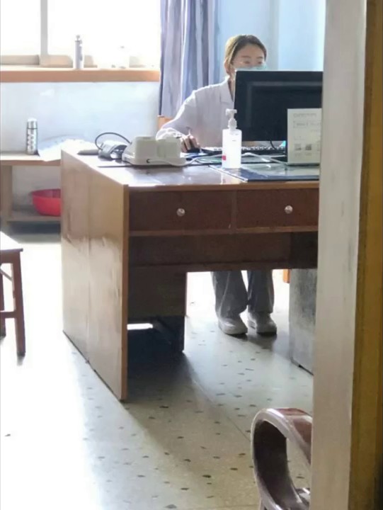 大神潜入办公楼连续偷拍多位漂亮的美女同事