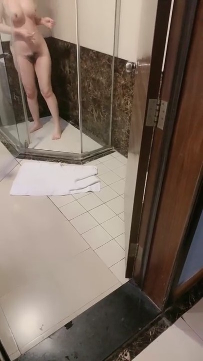 有钱大哥的极品母狗，全程露脸好身材高颜值，母狗爬行口交大鸡巴，让大哥尿脸上喝尿好骚，爆干菊花精彩刺激