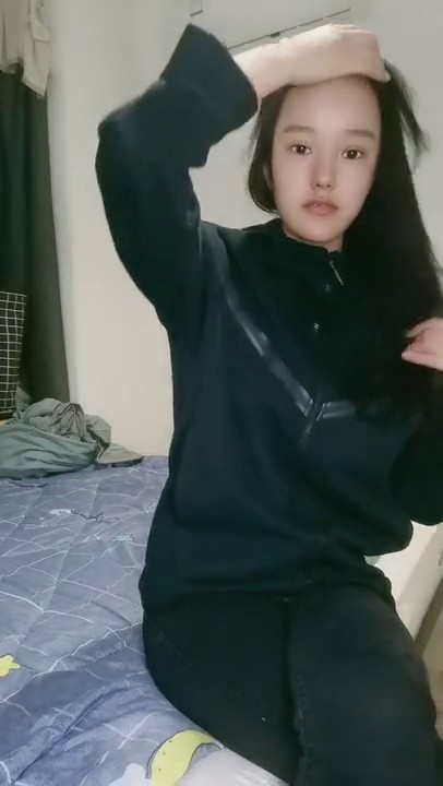 新来的大奶美女全程露脸伺候小哥，把小鸡巴舔成大鸡巴，享受小哥的后入抽插带来的刺激快感浪叫呻吟精彩刺激