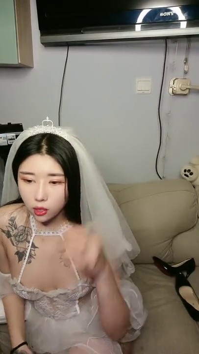 穿着婚纱操逼玫瑰纹身小姐姐激情大战，深喉口交活很不错，无毛美穴上位骑乘，特写屁股快速打桩，边操边骚话不断