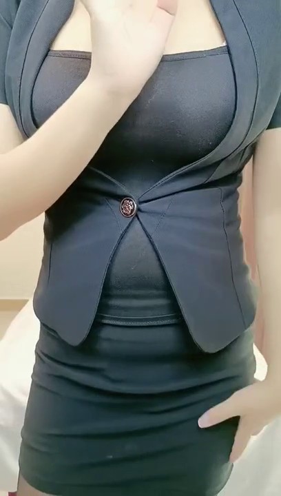 黑丝大奶骚逼技师与小哥激情啪啪，专门按鸡巴给小哥口交，主动上位抽插大奶子好诱人，淫声荡语不断精彩刺激