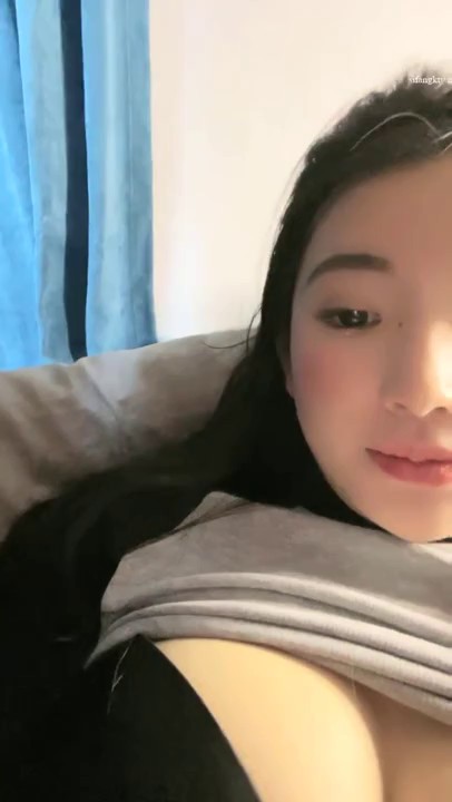 最新，南京上学，真实校园宿舍，【大二学妹】。胸围34D，馒头粉逼，可以空降线下约1