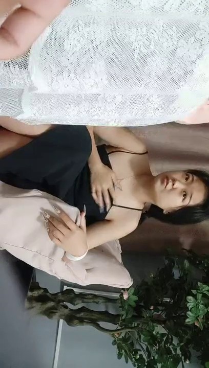 2021.8.28，【牛屌寻花】，凌晨约良家小少妇，真豪爽，对瓶吹上几瓶啤酒，调情啪啪，床上骚浪气息浓郁，娇喘阵阵